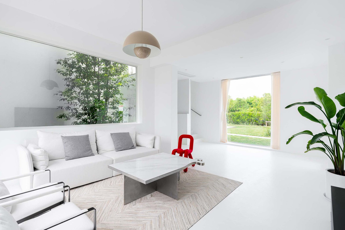 Tầng trệt là không gian phòng khách, phòng ngủ nhỏ, phòng bếp và khu ăn uống, kết hợp không gian trồng cây.