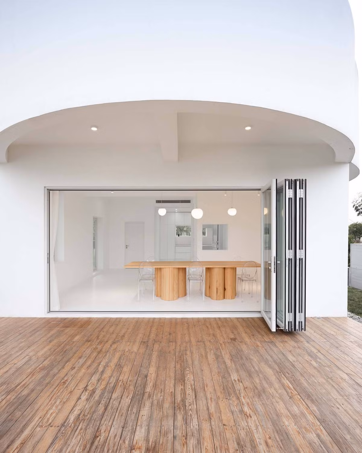 Đặc biệt, nhà bếp và khu ăn uống được bố trí riêng biệt tại căn nhà phụ rộng 60m2 nối với nhà chính bằng hành lang trung tâm.