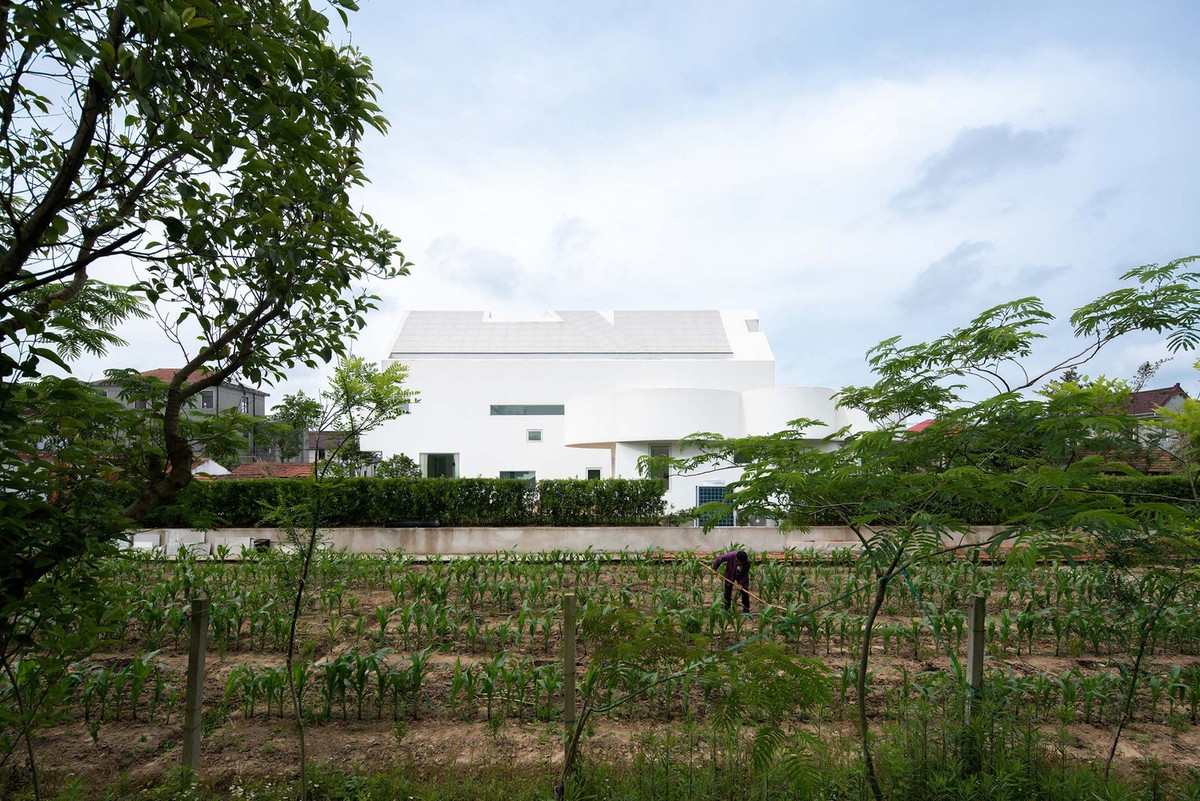 Khuôn viên ngôi nhà rộng tới 1.000m2 với hệ cảnh quan thơ mộng.