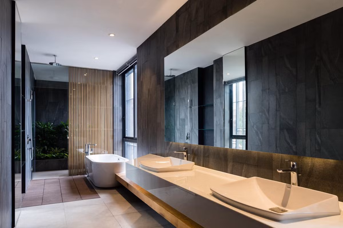 Không gian riêng tư của gia đình vẫn được chú trọng. Không gian mở được kết hợp với tán cây rộng đủ để bảo vệ không gian khỏi ánh mặt trời và tạo cảm giác hòa hợp với thiên nhiên. Nguồn: dailyxe. Video: Kiến trúc hiện đại cho ngôi nhà liền kề. Nguồn: VTC1