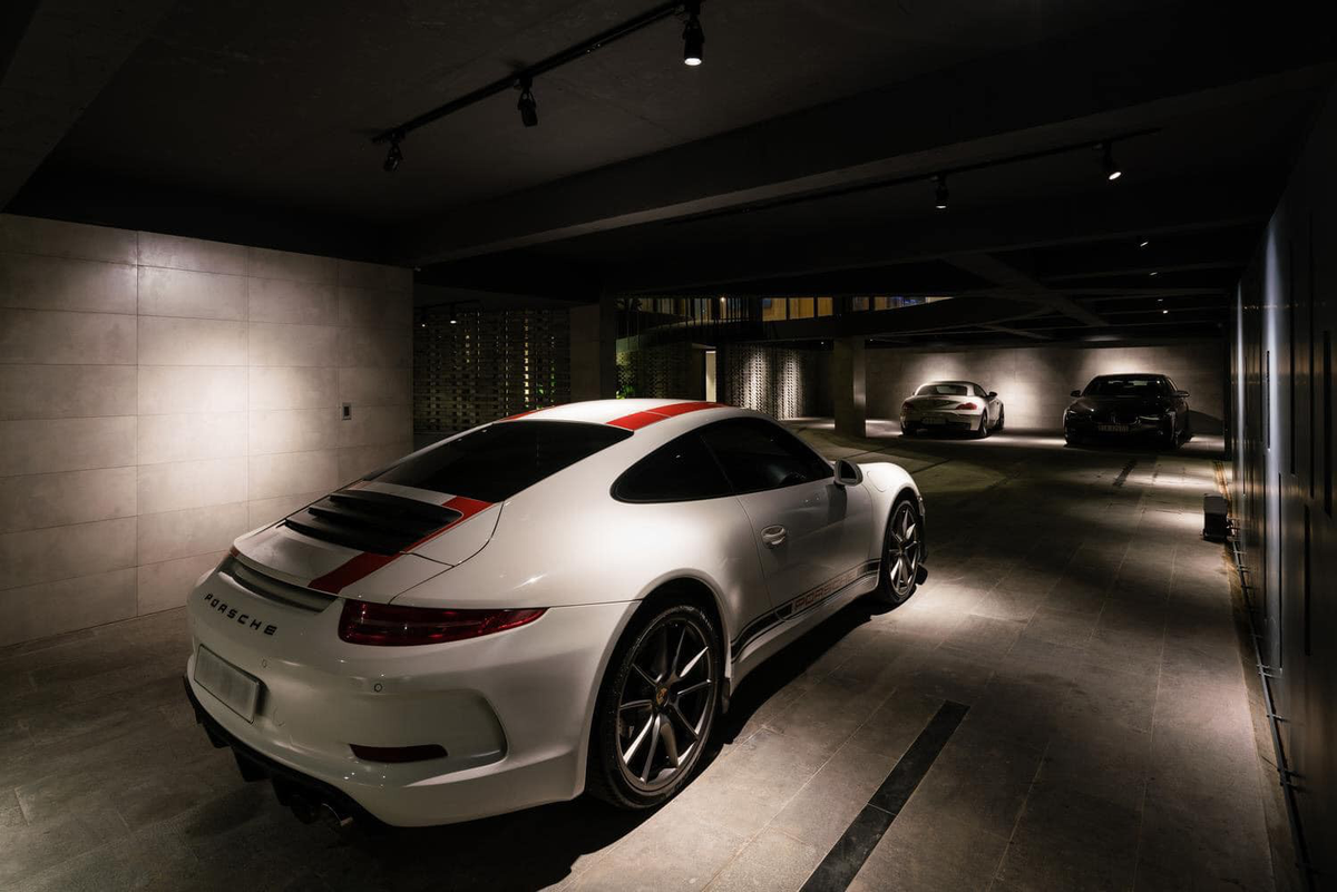 Ánh sáng đèn cũng được bố trí hợp lý, tạo nên vẻ hiện đại, tối giản. Nguồn: dailyxe.