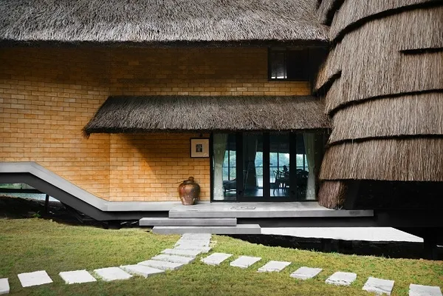 Để chống nồm, mối mọt và các loại côn trùng, sàn nhà được nâng cao khỏi mặt đất. Nguồn: Báo Xây Dựng.