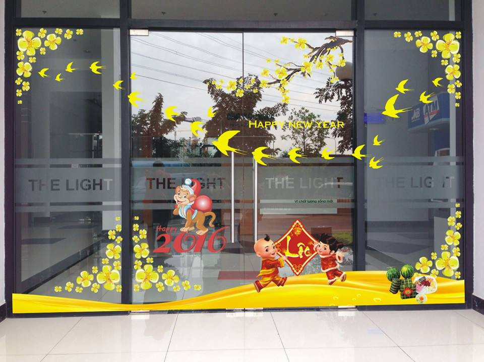 Cũng như bức tường, cửa kính cần được trang trí để không trống trải và nhàm chán vào dịp năm mới. Có rất nhiều cách để trang trí cửa kính như vẽ tranh lên kính, sử dụng những món đồ phụ kiện như đèn dây, dây treo may mắn...