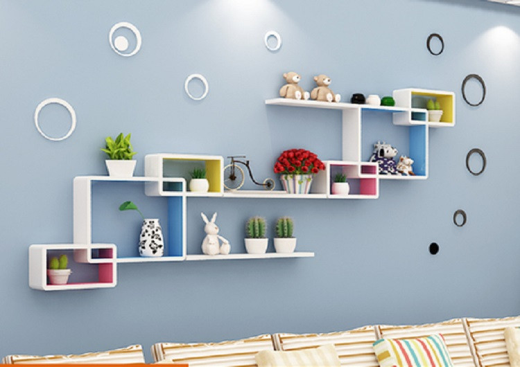 Kệ gỗ trang trí trong phòng khách, phòng ngủ vừa giúp không gian trở nên gọn gàng, ngăn nắp vừa có thể trưng bày các vật trang trí mang đến sự thẩm mỹ cao.