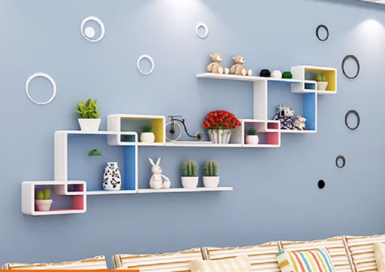 Kệ gỗ trang trí trong phòng khách, phòng ngủ vừa giúp không gian trở nên gọn gàng, ngăn nắp vừa có thể trưng bày các vật trang trí mang đến sự thẩm mỹ cao.