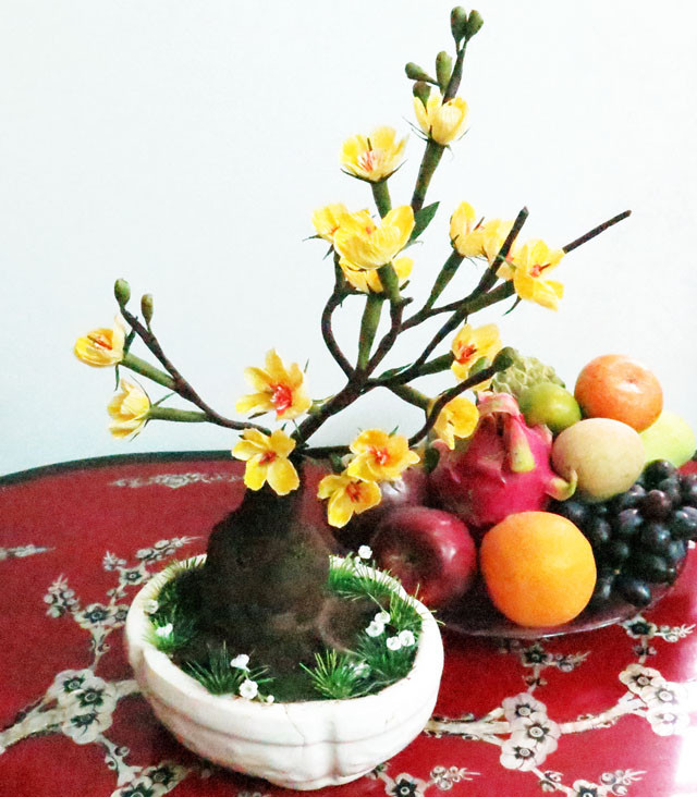 Việc chọn kích thước chậu hoa cũng cần thiết bởi, nếu chọn không phù hợp, không gian của bạn sẽ trở nên bừa bộn. Với phòng khách lớn hoặc sân vườn, nên chọn chậu hoa to để tạo cảm giác sang trọng. Phòng nhỏ hơn thì nên trang trí hoa trong bình và đặt ở bàn trung tâm phòng.