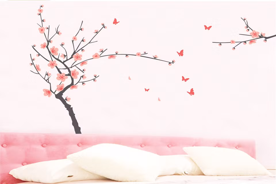 Nếu không thể sơn lại tường, bạn có thể chọn cách đơn giản hơn là giấy dán tường. Nên chọn những miếng dán tường mang chủ đề Tết như hoa lá, mâm ngũ quả hay vườn hoa lộng lẫy.