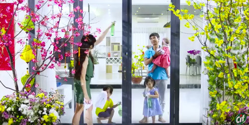 Ngôi nhà cũng sẽ đẹp hơn khi mở đầu bằng những chậu hoa, những vật dụng trang trí bé xinh ngay cạnh lối vào. Bạn có thể đặt vài chậu hoa như đỗ quyên, hoa cúc, đồng tiền...và thêm đèn Led.