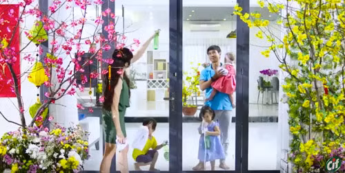 Ngôi nhà cũng sẽ đẹp hơn khi mở đầu bằng những chậu hoa, những vật dụng trang trí bé xinh ngay cạnh lối vào. Bạn có thể đặt vài chậu hoa như đỗ quyên, hoa cúc, đồng tiền...và thêm đèn Led.