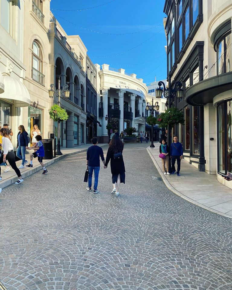 Doanh nhân cũng thường xuyên mạnh tay chi số tiền lớn tặng quà và đưa vợ (Đàm Thu Trang) đi du lịch sang chảnh. Nguồn ảnh: FBNV. Video:“Cô Tấm” Hạ Vi nói về áp lực khi yêu Cường “đô la”. Nguồn: VTC14.