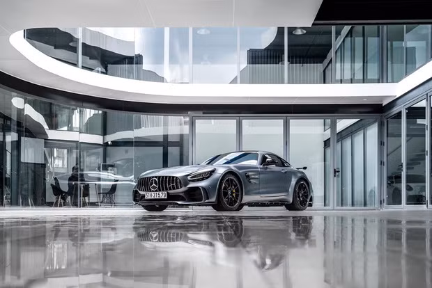 Gần đây nhất, "đại gia phố núi" còn khoe tậu thêm một "con Mẹc" vào bộ sưu tập xế khủng.