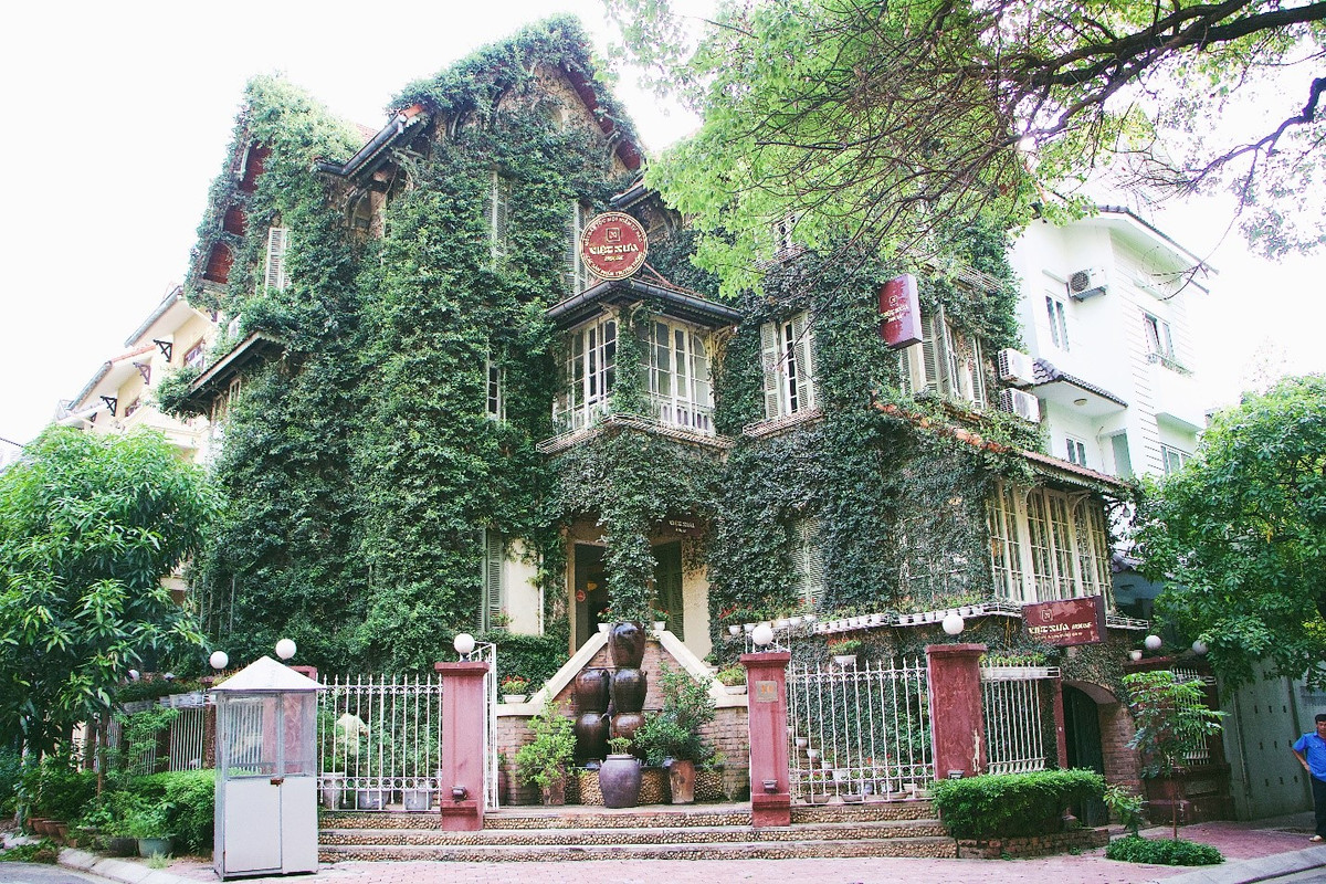 2. Biệt phủ Trung Yên. Nằm trong khu dân cư sầm suất phố Trung Yên, biệt phủ Trung Yên sừng sững và nổi bật với dàn cây phủ xanh mát mắt. Toàn bộ mặt tiền được bao phủ bởi hệ thống cây leo chằng chịt. Chủ nhà là người yêu thích thiên nhiên và đam mê cây cối, vì thế đã tạo ra không gian sống hòa hợp với thiên nhiên trong chính ngôi nhà. (Ảnh: Hoàng Ngân)