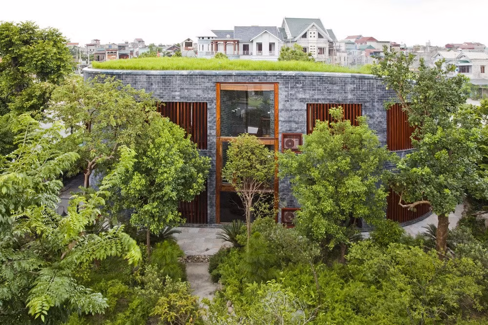 Ngôi nhà đặc biệt vì không có mái. Toàn bộ phần trên của ngôi nhà được xây dựng bằng một lớp đá mỏng và bao phủ bởi lớp lớp cỏ dày dặn. Không những trở nên đặc biệt, “mái cỏ” còn giúp căn nhà mát mẻ hơn rất nhiều, đặc biệt là trong những ngày nắng nóng cực điểm. (Ảnh: Hiroyuki Oki) Video: Kiến trúc hiện đại cho ngôi nhà liền kề. Nguồn: VTC1