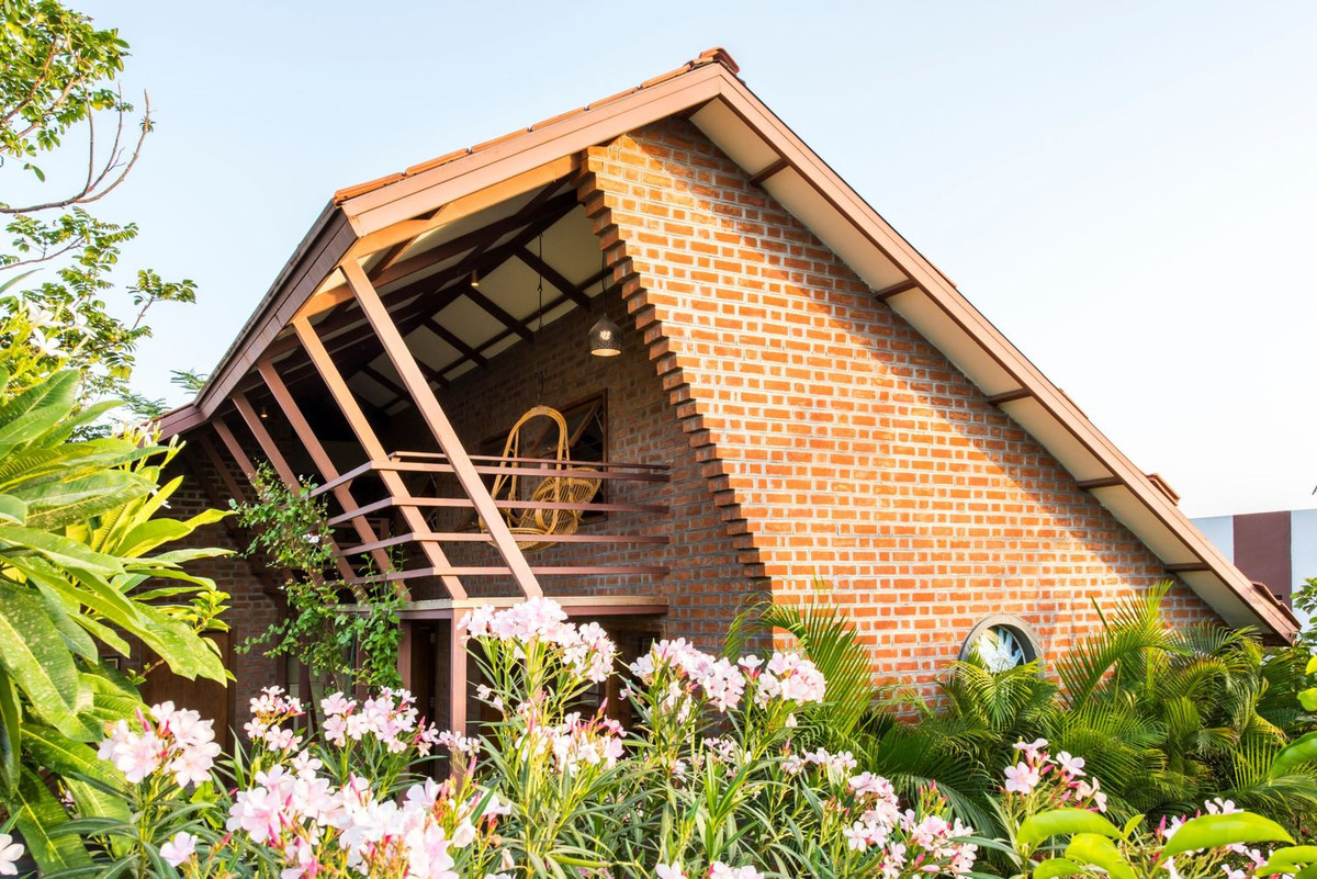 Tọa lạc ở vùng ngoại ô của Ấn Độ, ngôi nhà có thiết kế ấn tượng bởi sự mộc mạc, truyền thống và gần gũi với thiên nhiên.