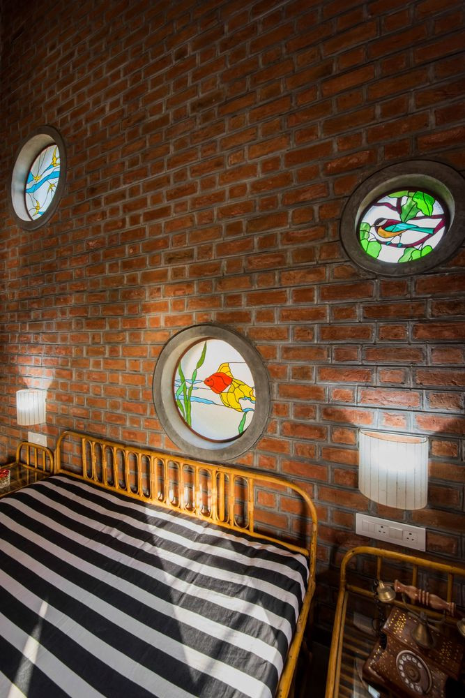 Tầng 2 là phòng ngủ chính mộc mạc và yên tĩnh.