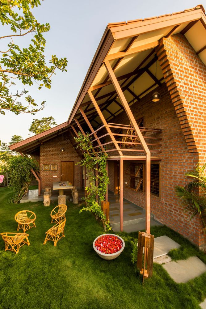 Nằm trong vùng nóng và khô quanh năm, căn nhà được nhóm kiến trúc sư sử dụng triệt để các vật liệu như kính phản quang, gạch nung...