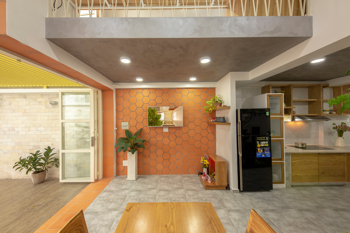 Khu vực trung tâm nằm ở giữa ngôi nhà. Phía sau có một phòng ngủ cho người mẹ thỉnh thoảng ghé thăm.