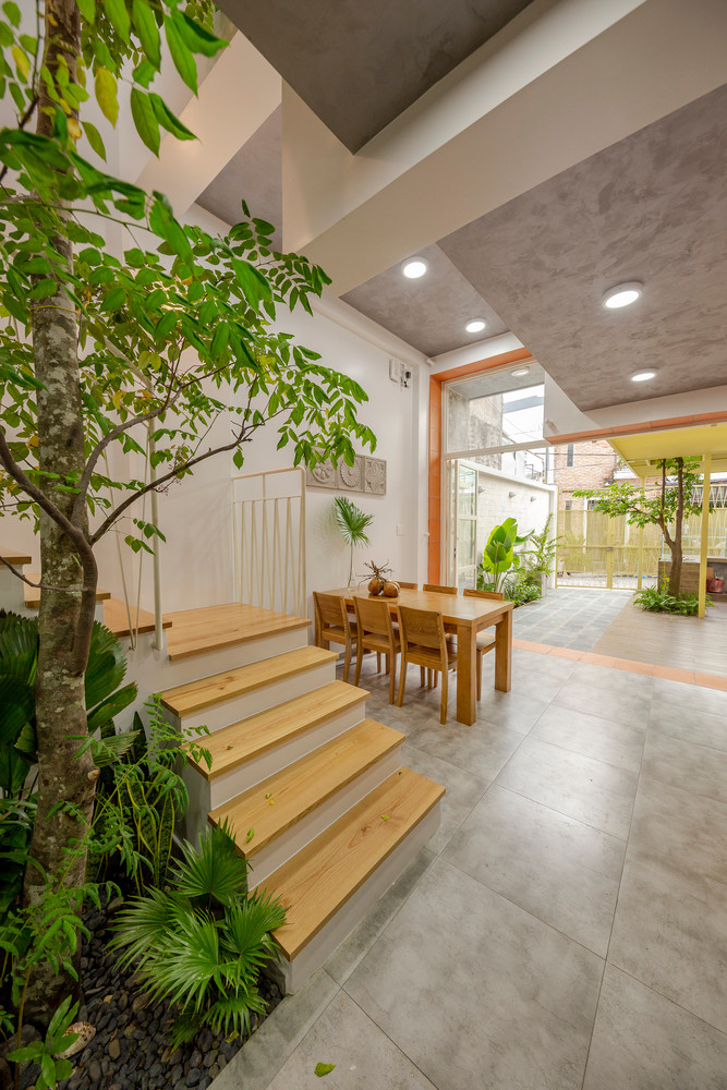 Ở tầng trệt, từ cổng đến phòng khách là không gian mở rộng của quầy hàng đồ uống khi cần thiết.