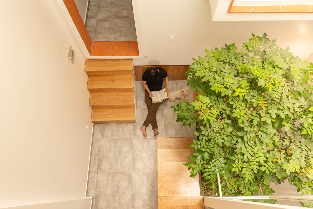 Phòng ngủ chính ở tầng 1 có một cửa sổ đọc sách lớn nhìn ra bên ngoài.