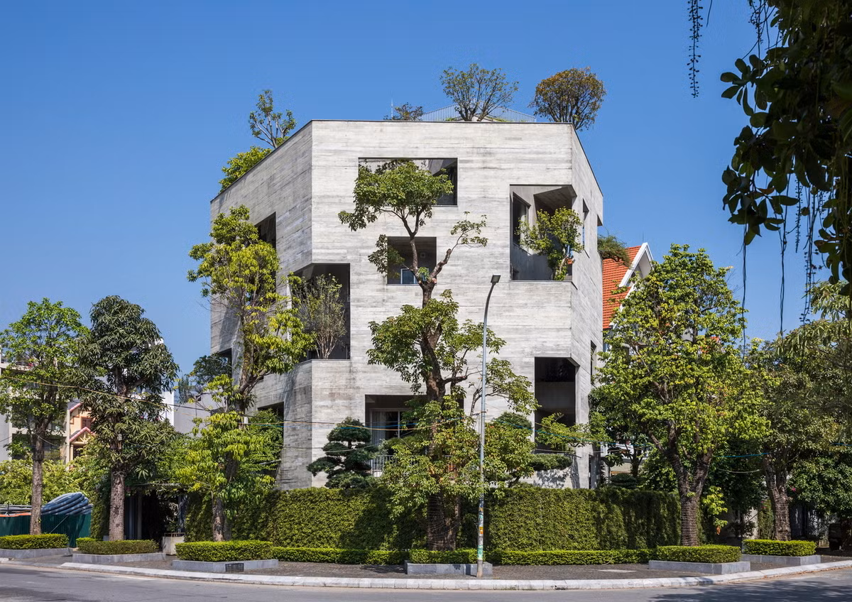 Tọa lạc tại thành phố Hạ Long (Quảng Ninh), ngôi biệt thự được kiến trúc sư Võ Trọng Nghĩa và các cộng sự thiết kế theo xu hướng kiến trúc bền vững, hài hòa với cảnh quan, mang đến không gian sống xanh mát như rừng cây nhiệt đới.