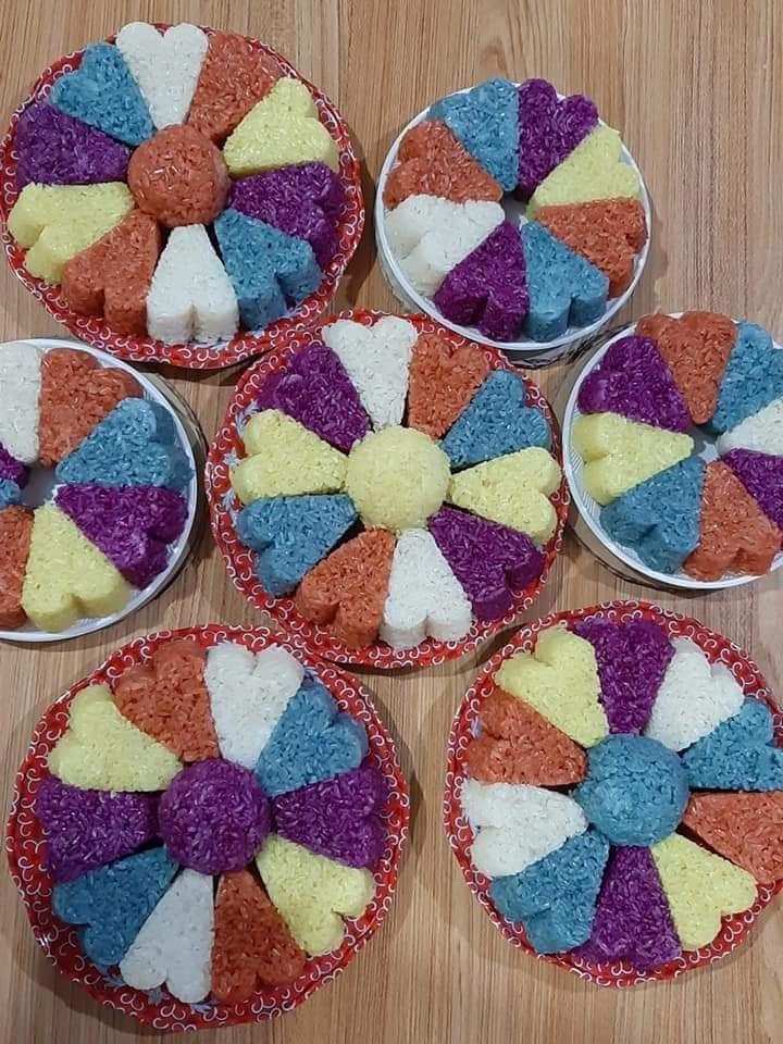 Tương tự, chị Nga (Nam Từ Liêm, Hà Nội) cũng tất bật với hàng trăm đĩa xôi ngũ sắc cho khách dịp Tết Đoan ngọ năm nay.