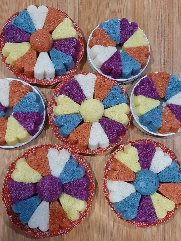 Tương tự, chị Nga (Nam Từ Liêm, Hà Nội) cũng tất bật với hàng trăm đĩa xôi ngũ sắc cho khách dịp Tết Đoan ngọ năm nay.