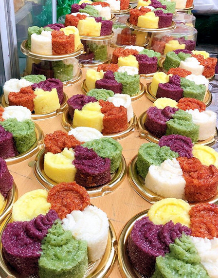 Nắm bắt được tâm lý này, trên chợ mạng, rất nhiều tiểu thương rao bán, nhận gom đơn đặt hàng xôi ngũ sắc với giá từ 25.000 đồng/đĩa nhỏ và 40.000 đồng/đĩa to.
