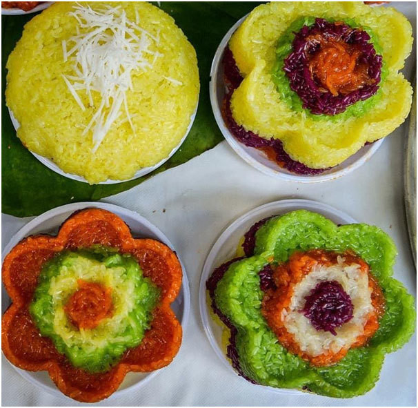 Theo chị Nga, xôi ngũ sắc được làm từ màu sắc hoàn toàn tự nhiên, đảm bảo sức khỏe lại ăn thơm ngon và dẻo. Xôi có 5 màu: màu tím của lá cẩm, màu xanh lá nếp, màu vàng của nghệ, màu đỏ của gấc và xôi trắng.