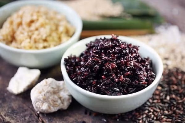 Ngoài xôi ngũ sắc, rượu nếp cũng là mặt hàng hút khách dịp Tết Đoan ngọ. Trên chợ mạng và một số chợ dân sinh ở Hà Nội, rượu nếp được bán với giá từ 60.000 - 80.000 đồng/kg. Nguồn ảnh: Facebook.