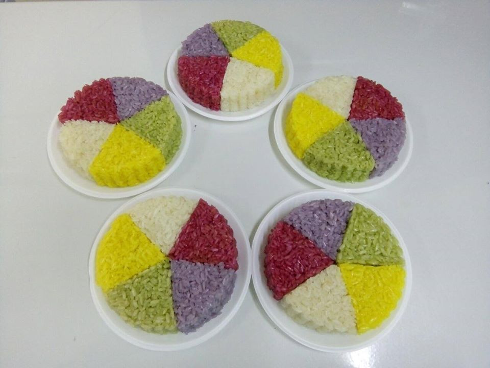 Không chỉ nhận đơn của khách hàng quen hàng ngày, cô Hảo còn rao trên Facebook. Nhờ thế, chỉ trong một ngày, cô Hảo nhận được gần trăm đơn đặt hàng xôi ngũ sắc.