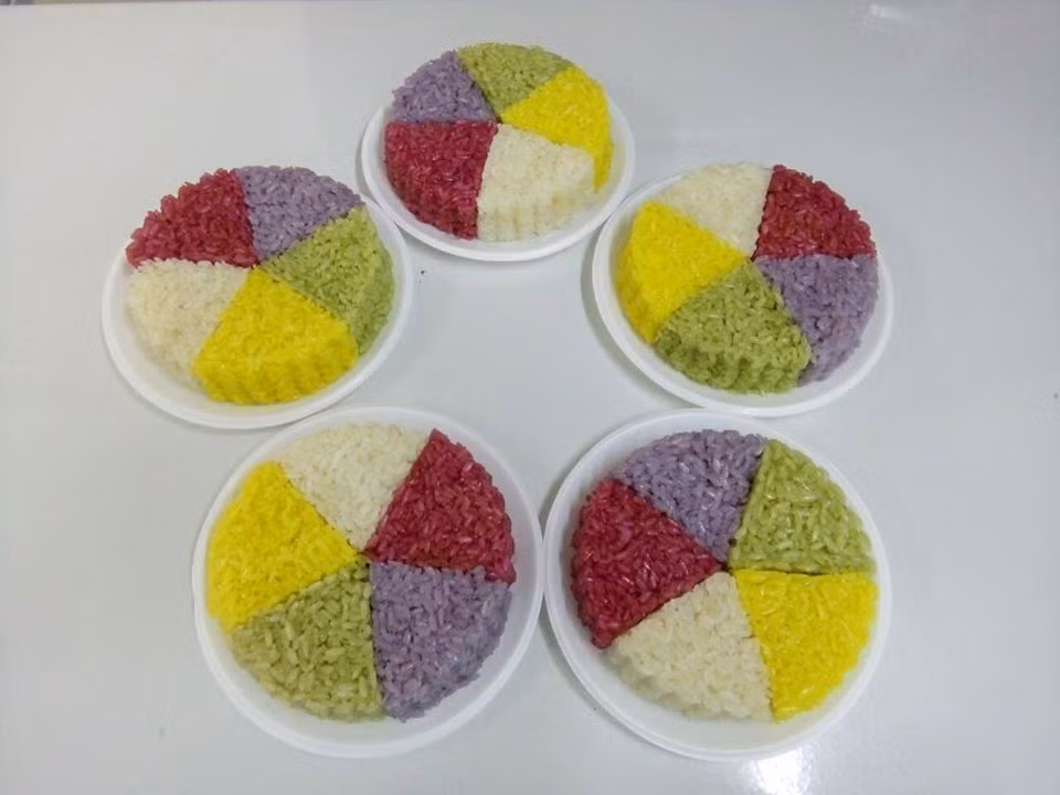 Không chỉ nhận đơn của khách hàng quen hàng ngày, cô Hảo còn rao trên Facebook. Nhờ thế, chỉ trong một ngày, cô Hảo nhận được gần trăm đơn đặt hàng xôi ngũ sắc.