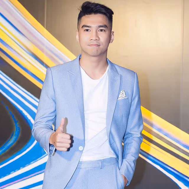 Tron mat voi thu nhap streamer Viet: Sam sieu xe, biet thu 