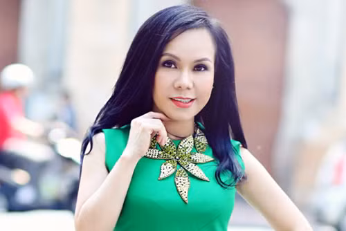 Danh hài Việt Hương nổi tiếng là một trong những nữ nghệ sỹ đa năng của làng hài kịch Việt Nam và có mức cát-xê “khủng”. Nhờ đó, chẳng có gì khó hiểu khi danh hài sở hữu cả siêu xe và biệt thự đắt tiền. Ảnh: Người đưa tin.