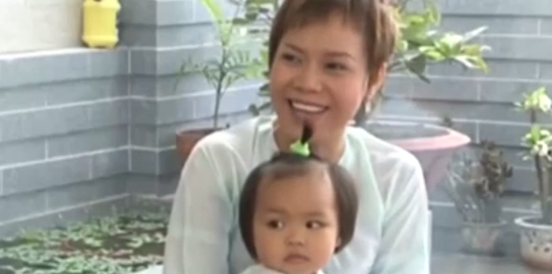 Trong chương trình Thăm nhà người nổi tiếng, nữ diễn viên tiết lộ cơ ngơi của cô gồm 5 tầng với nhiều cây xanh tạo cảm giác thư giãn, thoải mái. Ảnh chụp màn hình.