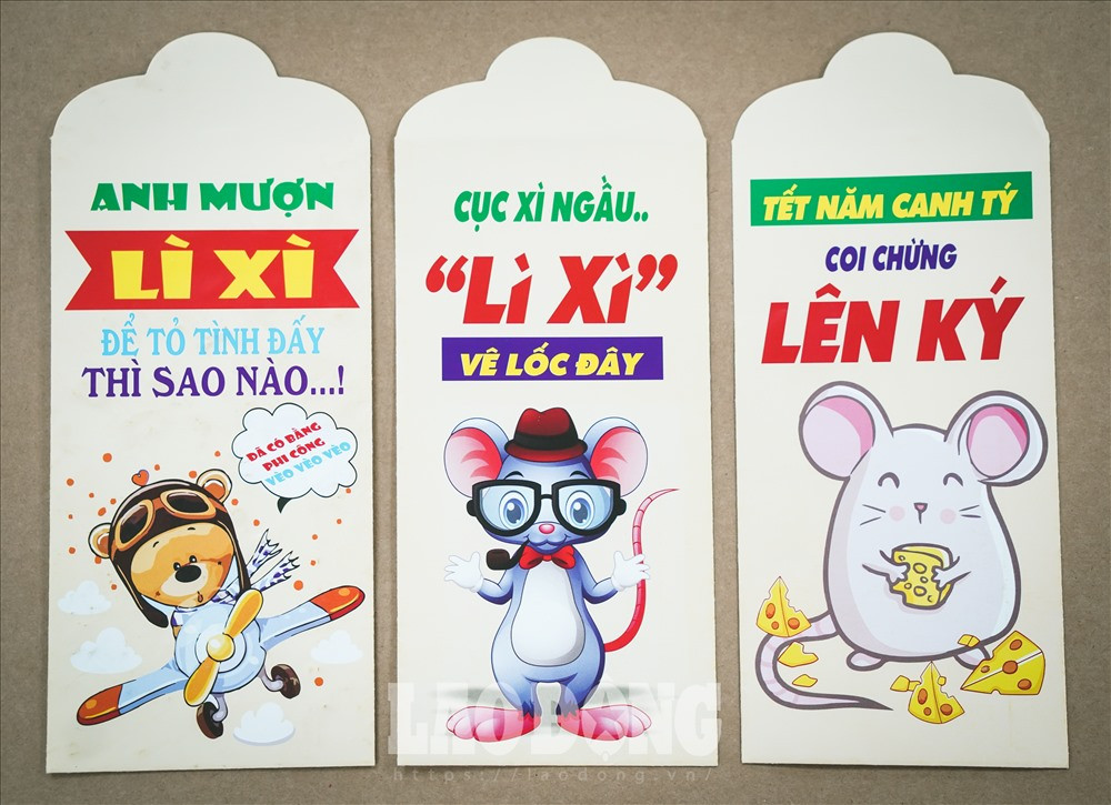 Câu hát nổi tiếng "Anh mượn lì xì để tỏ tình đấy thì sao nào",... cũng được lựa chọn để in khiến loại phong bao lì xì này trở nên hút khách. Ảnh: Lao động.