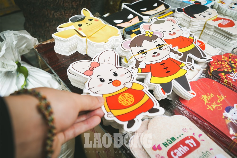 Thay vì kiểu dáng truyền thống, mẫu lì xì này sẽ có hình dáng là các nhân vật hoạt hình từ những chú chuột mickey cho tới những siêu anh hùng của Marvel. Ảnh: Lao động.