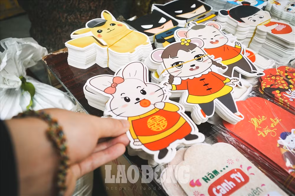 Thay vì kiểu dáng truyền thống, mẫu lì xì này sẽ có hình dáng là các nhân vật hoạt hình từ những chú chuột mickey cho tới những siêu anh hùng của Marvel. Ảnh: Lao động.