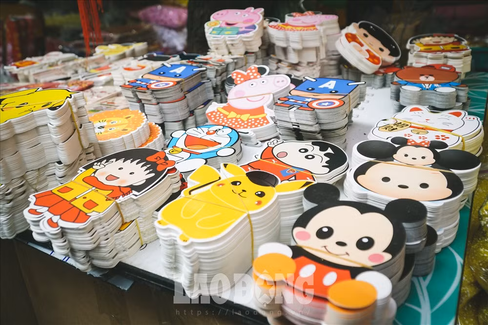 Ngoài ra, có một loại lì xì độc đáo mới xuất hiện Tết năm nay đó là bao lì xì hoạt hình. Ảnh: Lao động.