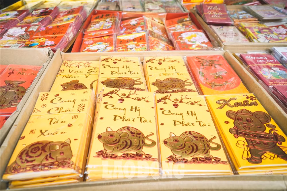Cùng với đó, những bao lì xì in linh vật con chuột, được thiết thiết kế đẹp mắt cũng rất hút khách. Ảnh: Lao động.