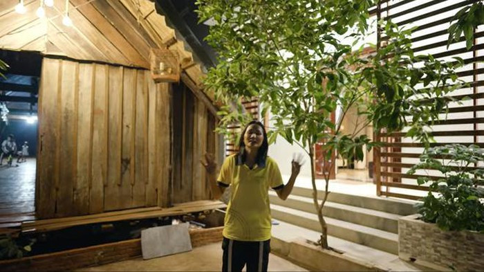 H’Hen Niê cho biết căn nhà có trị giá gần 2,5 tỷ, chưa tính đồ công nghệ, chỉ tính tiền sửa và nội thất cơ bản. Ảnh: Đời sống Plus. Video: Độc đáo cách tạo lối vào nhà. Nguồn: VTC1.