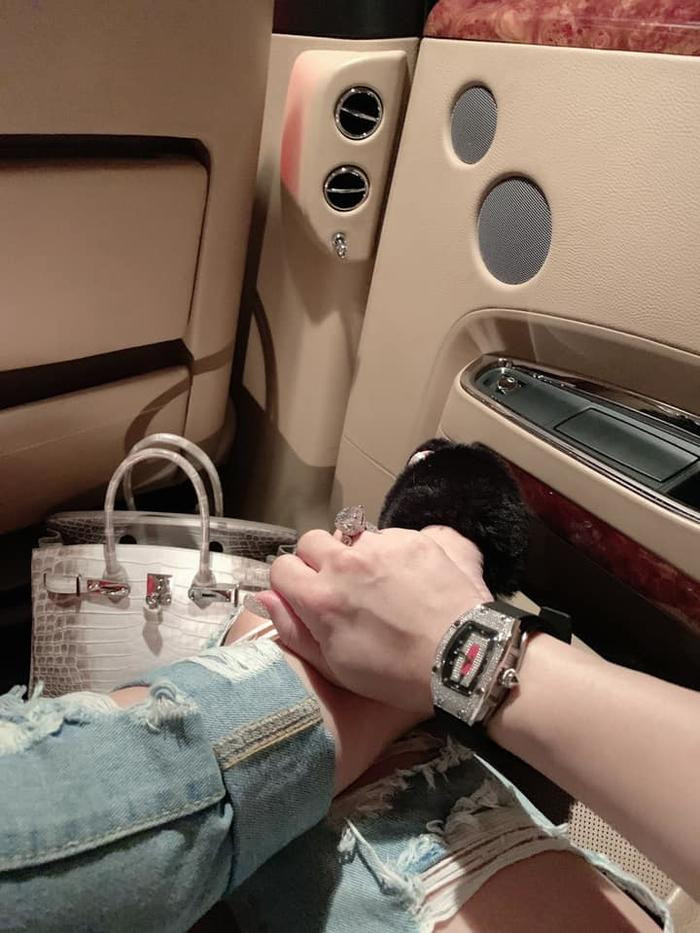 Ngoài siêu xe, Phương Thúy còn là tay chơi hàng hiệu nổi tiếng trong giới Sài thành, Phương Thúy dễ dàng sở hữu mẫu túi được giới mộ điệu phong tặng danh hiệu "thèm muốn nhất thế giới": Hermès Himalayan Crocodile Birkin. Ảnh: Dân Việt.