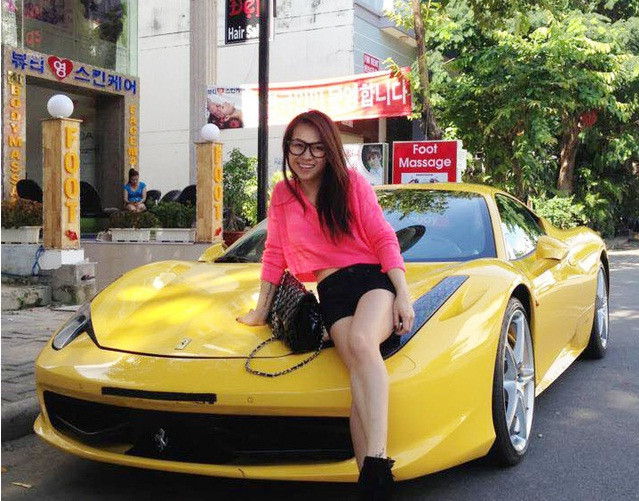 Không chỉ được biết đến là vợ cũ đại gia Minh Nhựa, doanh nhân Nguyễn Thị Phương Thuý còn nổi tiếng với thú chơi siêu xe. Ảnh: Autopro.