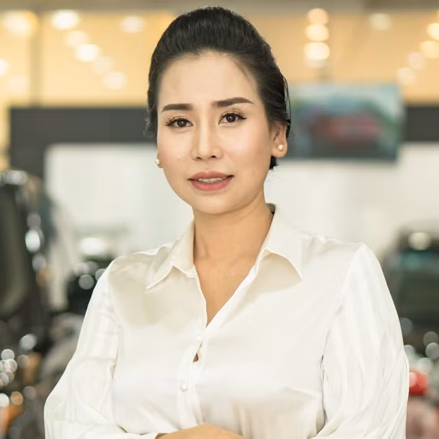 Phụ nữ và xe hơi vốn là hai khái niệm ít liên quan tới nhau. Tuy nhiên, Sầm Huệ Minh – chủ showroom Sơn Tùng Auto, lại chứng minh điều ngược lại khi được mệnh danh là bà chủ buôn siêu xe khét tiếng tại Việt Nam. Ảnh: Enternews.