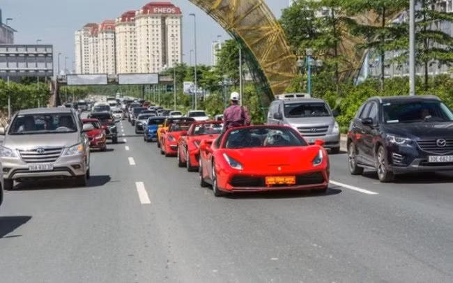 Hồi đầu tháng 6, nhân dịp khai trương cơ sở mới, showroom của "bà trùm" xe sang Hà Thành đã có màn diễu hành với gần 20 chiếc siêu xe, xe siêu sang, xe thể thao (với Ferrari 488 Spider, bộ 3 Ford Mustang, Jaguar F-Type S mui trần, Porsche Boxster, Ford F-150 Harley-Davidson sản xuất giới hạn) khá mãn nhãn. Ảnh: Tinmoi.