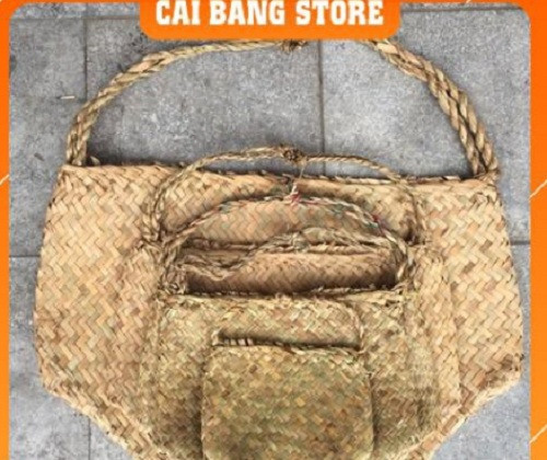 Những chiếc túi ăn xin này đang được rao bán với giá 200.000 đồng, không hề rẻ đối với một món hàng bình dân.