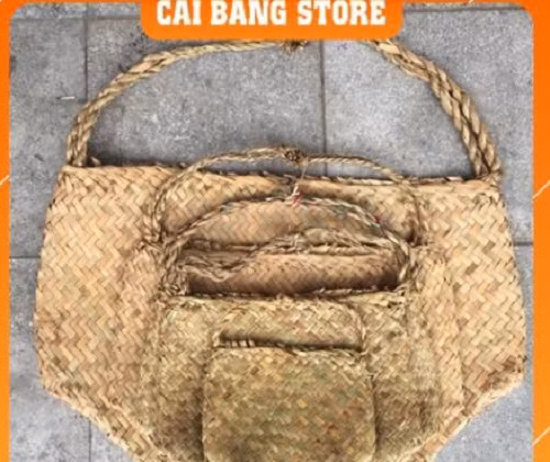 Những chiếc túi ăn xin này đang được rao bán với giá 200.000 đồng, không hề rẻ đối với một món hàng bình dân.