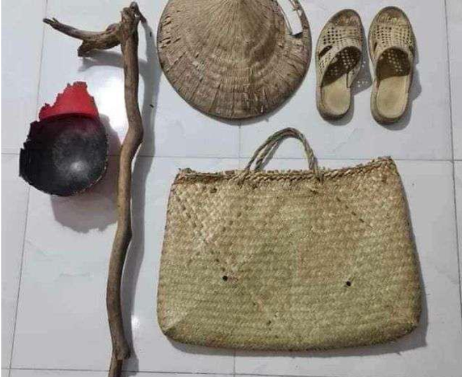 Nhiều người không khỏi ngỡ ngàng khi những món đồ được cho là một trò tấu hài lại được rao bán như vậy.