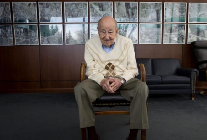 Manuel Moroun (1,6 tỷ USD) là chủ sở hữu của CenTra, Inc, điều khiển cây cầu Đại sứ, cầu vượt quốc tế nối liền Detroit, Michigan và Windsor, Ontario, đường biên giới duy nhất thuộc sở hữu tư nhân giữa Mỹ và Canada. Nguồn ảnh: Getty Image, Forbes. Video: “Hot girl thị phi” trở thành tỷ phú trẻ nhất thế giới. Nguồn: VTC14