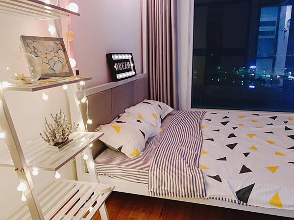 Phòng ngủ view hướng biển được nàng hậu trang trí bằng những món đồ nhỏ xinh như dây đèn, tranh, sao biển, san hô giả...Ảnh: FBNV.
