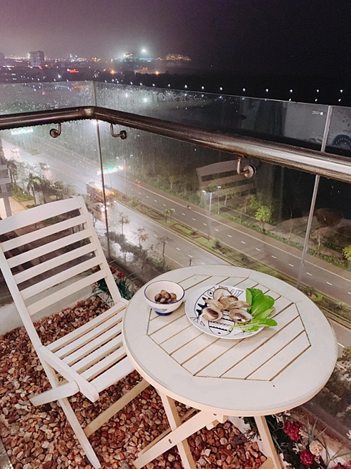 Góc ban công là nơi Ngọc Hân thường thư giãn, đọc sách. Ảnh: FBNV. Video: Dân Sài thành ‘tiếc’ biệt thự Pháp bị phá dỡ. Nguồn: VTC14